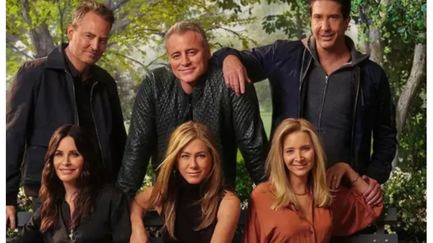L'équipe de Friends en 2021 (Matthew Perry, Matt LeBlanc, David Schwimmer, Courteney Cox, Jennifer Aniston et Lisa Kudrow