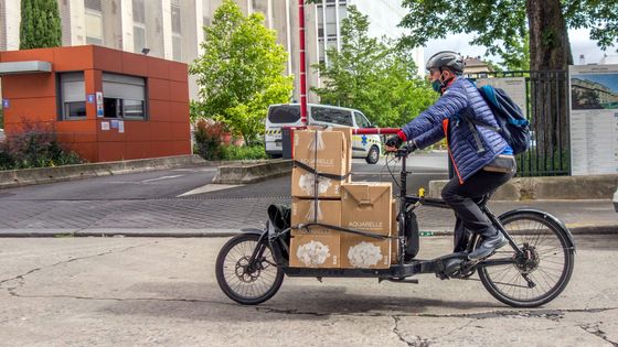 Un livreur à vélo cargo de l'entreprise Aquarelle spécialisée dans la livraison de fleurs ©Maxppp - IP3 / Bruno Levesque