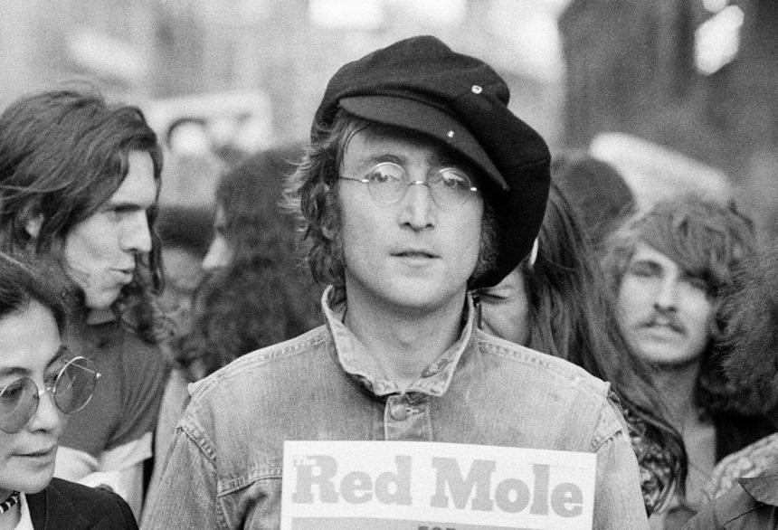 John Lennon et Yoko Ono (extrême gauche), dans Hyde Park, Londres, 1975