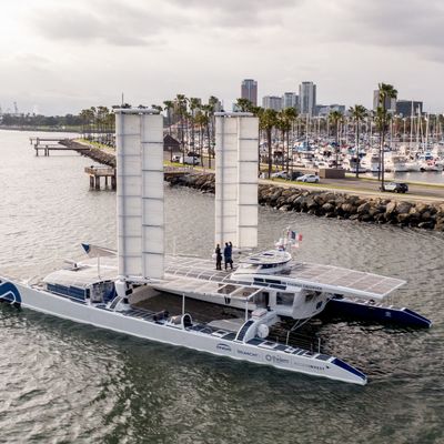 Vue aérienne de l'Energy Observer, le premier navire propulsé par les énergies renouvelables et l'hydrogène, arrivant à Long Beach, Californie, le 22 avril 2021, 65e étape de son tour du monde Odyssey.