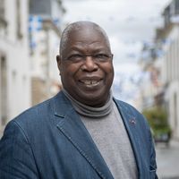 Kofi Yamgnane photographié à Concarneau le 4 mai 2021. L’ancien maire de Saint-Coulitz (Finistère), vient de publier ses « Mémoires d’outre-haine » (Locus Solus).