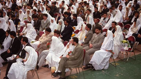 Mariages d'étudiants en masse, à Téhéran, en 2002 (Iran). Les mariages d'étudiants en groupe sont encouragés et subventionnés par les autorités afin de réduire le budget consacré au mariage ©Getty - Kaveh Kazemi