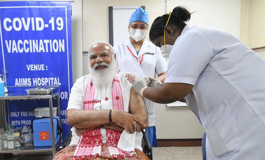 Narendra Modi lors de sa première injection de vaccin contre le Covid-19 le 1er mars 2021 à New Delhi.