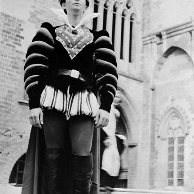 Gérard Philippe au cours d'une répétition du Cid de Corneille, dans la cour du Palais des Papes en Avignon, le 19 juillet 1951