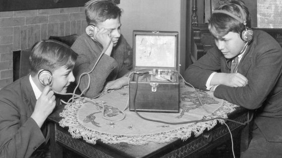 Jeunes garçons écoutant la radio dans ses débuts, en 1921 ©Getty