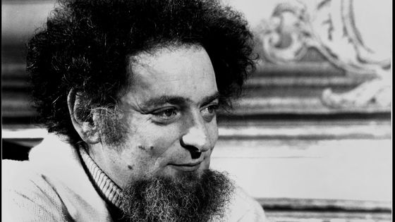 Georges Perec le 27 novembre 1978, jour de l'obtention du prix Médicis pour "La vie mode d'emploi" ©Getty - Ulf Andersen