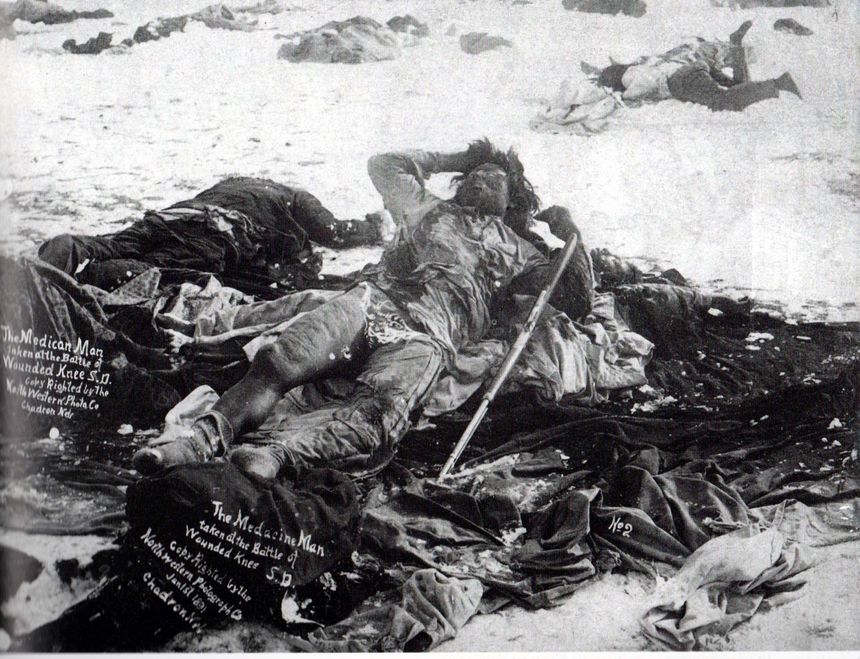 Cadavre du "Medicine Man" dans la neige.