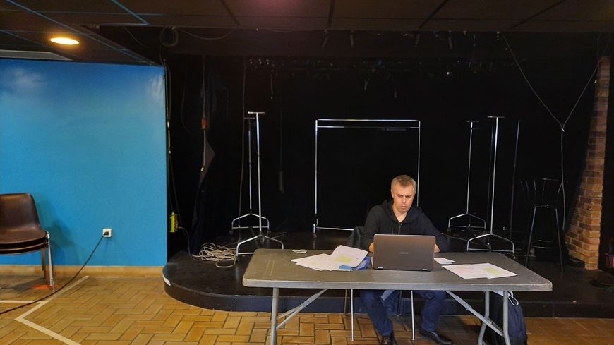 Au Sud-Est Théâtre de Villeneuve-Saint-Georges, Stéphane Miquel, un des comédiens de la compagnie Isabelle Starkier, au travail sur le projet numérique et interactif, “Escape Théâtre”, imaginé dès le premier confinement.