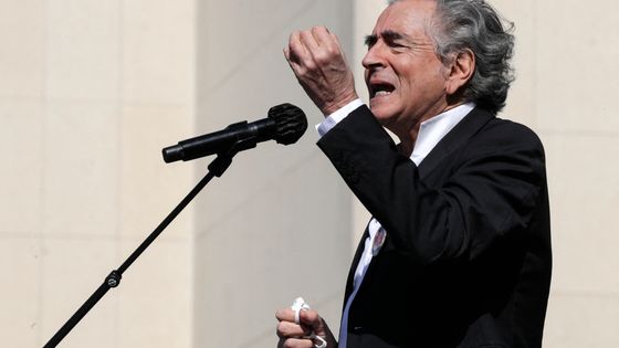 Bernard-Henri Levy prononce un discours lors d'un rassemblement de personnes demandant justice Sarah Halimi sur la place du Trocadéro à Paris, le 25 avril 2021. ©AFP - GEOFFROY VAN DER HASSELT