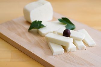 Le halloumi fromage méditerranéen de Chypre, initialement fait à base de lait de brebis, lait de chèvre et de feuilles de menthe. Le halloumi fromage méditerranéen de Chypre, initialement fait à base de lait de brebis, lait de chèvre et de feuilles de menthe.
