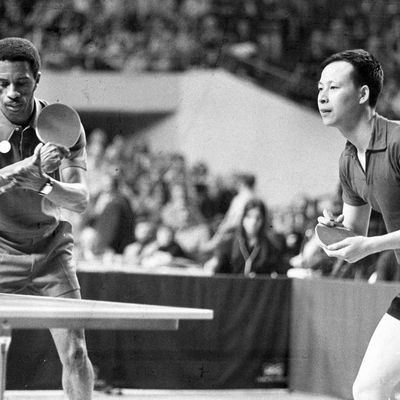 Des joueurs de tennis de table chinois et américains s'affrontent lors d'un match de double masculin à Détroit, États-Unis, le 14 avril 1972.