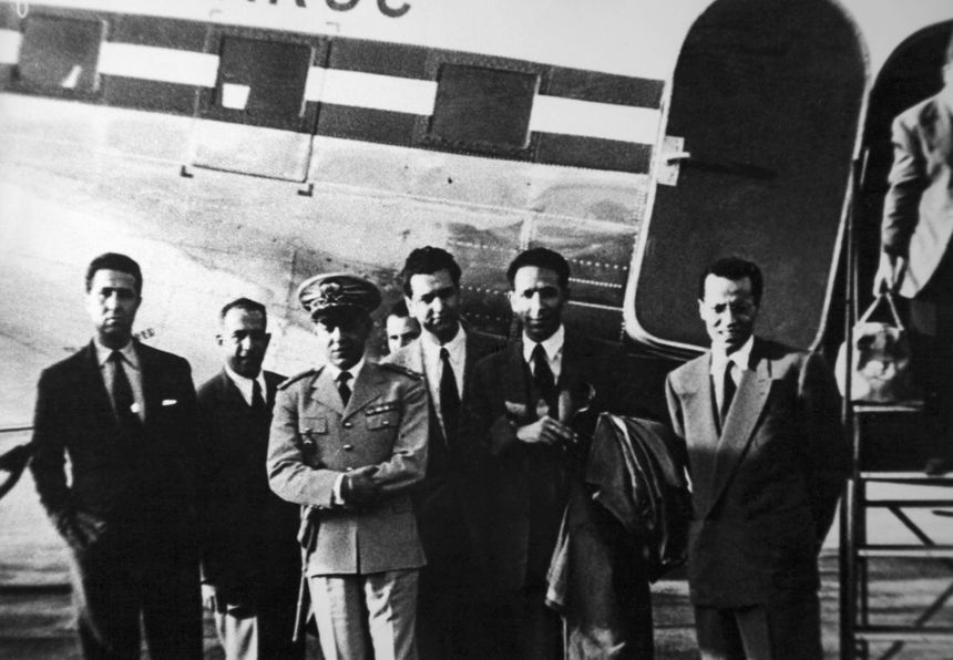 Les leaders du FLN, le 22 octobre 1956, juste avant leur décollage sur la piste, à Rabat.