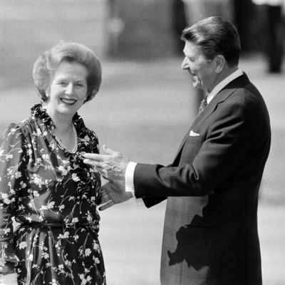 Arrivés au pouvoir respectivement en 1979 en Grande-Bretagne et en 1981 aux États-Unis, Margaret Thatcher et Ronald Reagan incarnent la révolution néolibérale et conservatrice des années 1980.