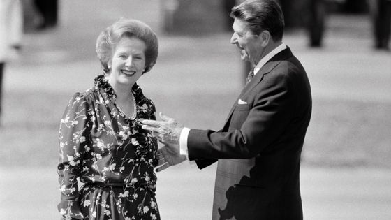 Arrivés au pouvoir respectivement en 1979 en Grande-Bretagne et en 1981 aux États-Unis, Margaret Thatcher et Ronald Reagan incarnent la révolution néolibérale et conservatrice des années 1980. ©Getty - Pierre PERRIN