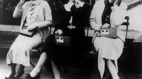 trois femmes à Hyde Park, Londres, écoutent une émission avec leurs postes de radio alimentés par batterie - vers1930 - Ullstein Bild ©Getty