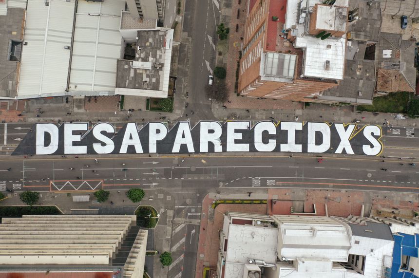 Graffiti de protestation à Bogota au sujet des disparus après les récentes manifestations anti-gouvernementales. Photo du 21 mai 2021.