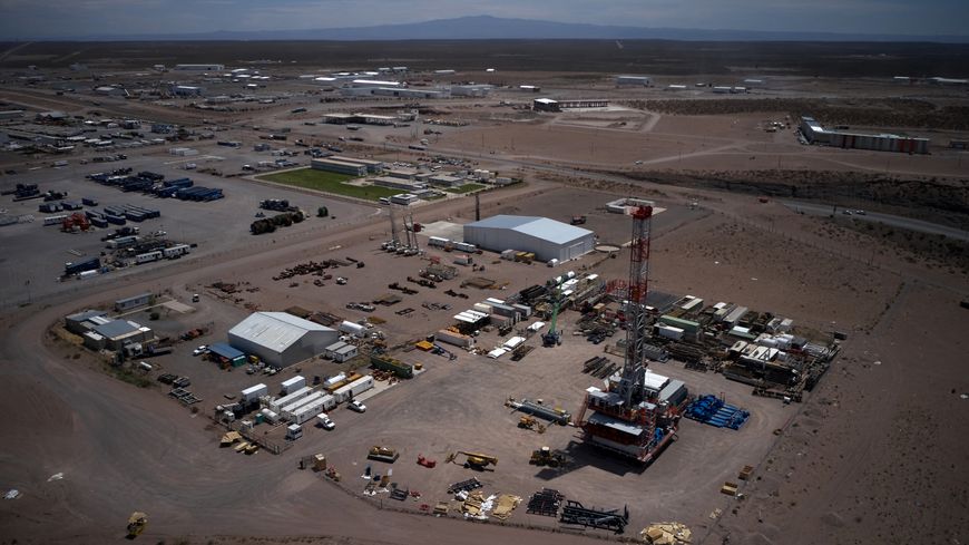 Vue aérienne d'un parc industriel à Anelo, dans la province du Neuquén en Argentine sur le site de Vaca Muerta, le 9 novembre 2019.