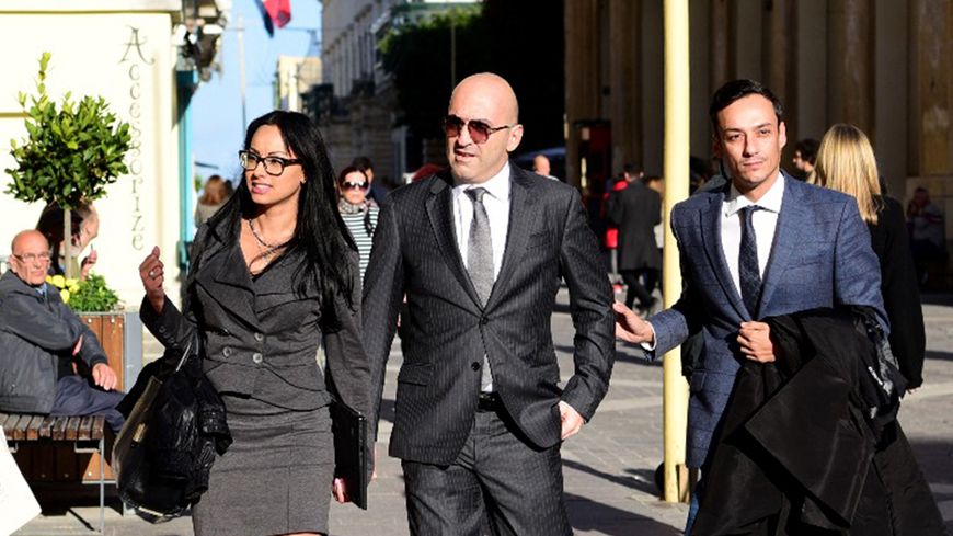 L’homme d’affaires Yorgen Fenech (au centre) arrivant au palais de justice de La Valette le 29 novembre 2019.