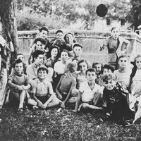Photo datée d'avril 1944 des enfants juifs du foyer des enfants d'Izieu peu avant leur déportation vers les camps de la mort le 6 avril 1944.