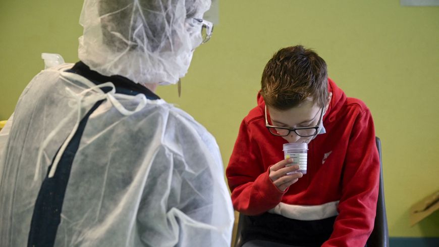 La semaine dernière, 200 000 tests salivaires ont été réalisés, avec 0,18 % de résultats positifs.