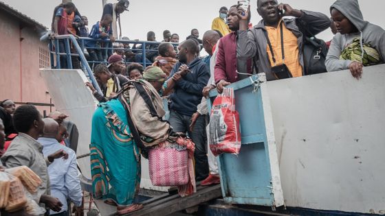 Habitants de Goma (RDC) fuyant l'(éruption du Nyiragongo par bateau, le 27/05/21 ©AFP - Guerchom Ndebo