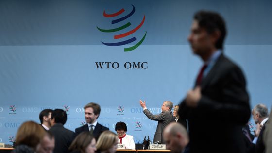 L’Organisation Mondiale du Commerce, dirigée depuis mars par Ngozi Okonjo-Iweala, ne veut pas être instrumentalisée dans les démêlés opposant Washington à Pékin. ©AFP - FABRICE COFFRINI