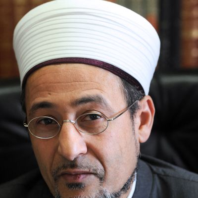 Portrait de Tareq Aubrou, recteur de la mosquée de Bordeaux, dans son bureau en décembre 2013