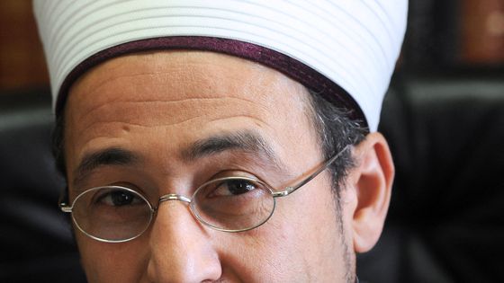Portrait de Tareq Aubrou, recteur de la mosquée de Bordeaux, dans son bureau en décembre 2013 ©AFP - MEHDI FEDOUACH