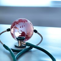 La santé mondiale représentée par un globe en verre et un stéthoscope