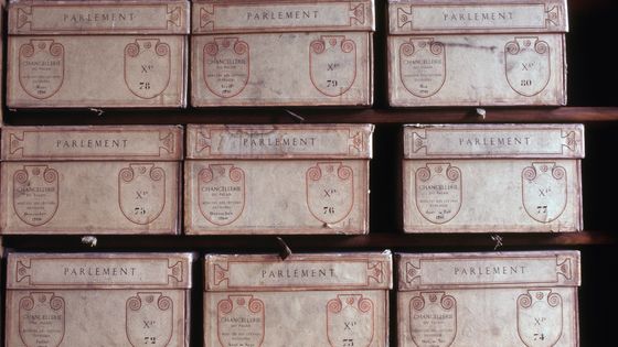 L'historienne Arlette Farge a consacré sa carrière à éplucher les archives judiciaires du XVIIIe siècle entreposées aux Archives nationales, à Paris ©Getty - Jean-Marc Loubat / Gamma-Rapho