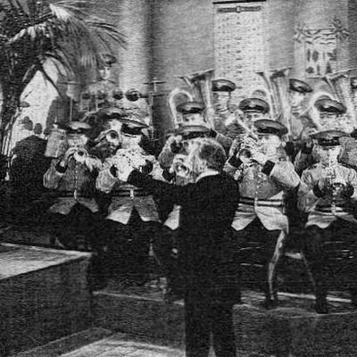 Haydn Wood (au centre) dirige le baryton Thorpe Bates (à gauche) & le Fodens Band (1935)