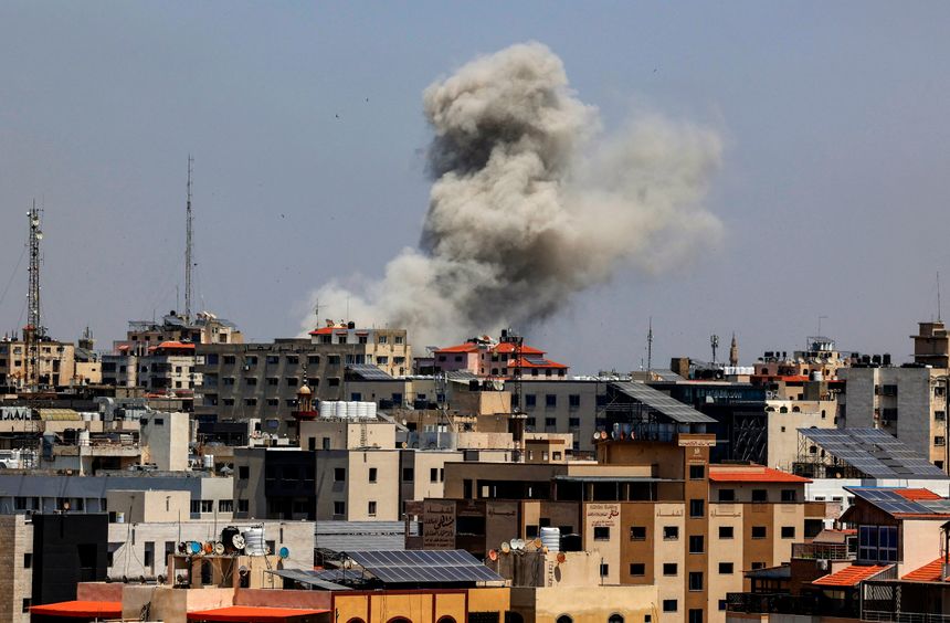 Une boule de feu s'échappe d'un immeuble du quartier résidentiel de Rimal, à Gaza, le 20 mai 2021, lors d'un bombardement israélien sur l'enclave contrôlée par le Hamas.