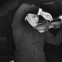 Yehudi Menuhin en répétition au Royal Albert Hall de Londres le 20 novembre 1938