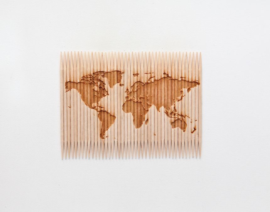 Taysir Batniji, À géographie variable, 2012. Gravure laser, 42 cure-dents, 6,5 x 9 cm, cadre 19 x 22 cm.