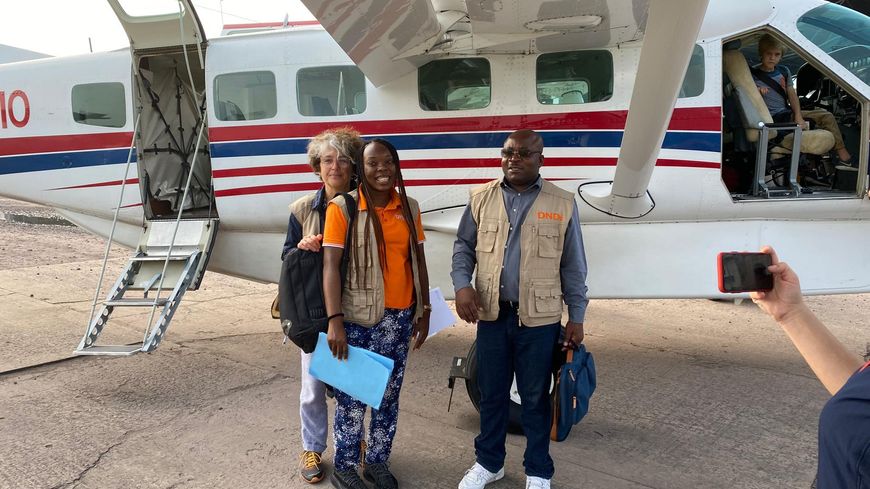 Nathalie, Sandrine et Chirac embarquent pour Bandundu.