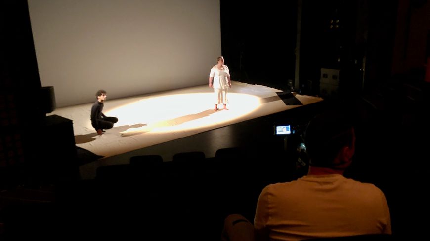Ce jour-là, Céline Brunelle réalise une captation vidéo de son dernier spectacle avec Isaiah, au Safran à Amiens, pour en assurer la promotion..