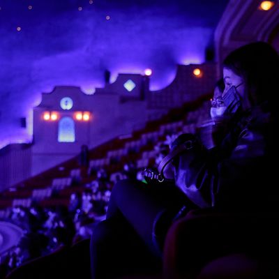 Des spectateurs du Grand Rex à Paris, attendent le début de la projection après la réouverture des cinémas le 19 mai