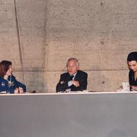 Rencontres philosophiques de l’UNESCO : "Qu'est-ce qu'on ne sait pas?". Ayyam Sureau (à droite), Jean d'Ormesson (au centre) interroge une astronaute américaine