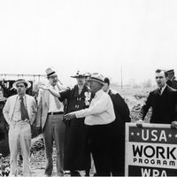 Le New Deal de Franklin Delano Roosevelt doit juguler un taux de chômage croissant, qui atteint les 25% dans les années 1930 aux Etats-Unis.