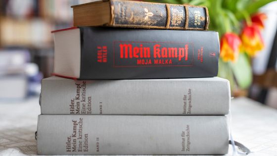 L'édition académique polonaise de "Mein Kampf" d'Adolf Hitler, une édition originale du livre datant de 1942 et une édition académique allemande. ©AFP - WOJTEK RADWANSKI