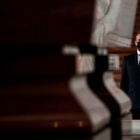 Emmanuel Macron devant le tombe de Napoléon aux Invalides le 5 mai 2021 lors d'une cérémonie pour le bicentenaire de sa mort.