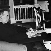 L'économiste John Meynard Keynes à son bureau de Bloomsbury en mars 1940