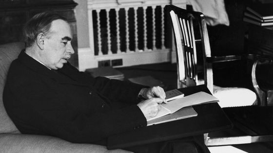 L'économiste John Meynard Keynes à son bureau de Bloomsbury en mars 1940 ©Getty - Tim Gidal