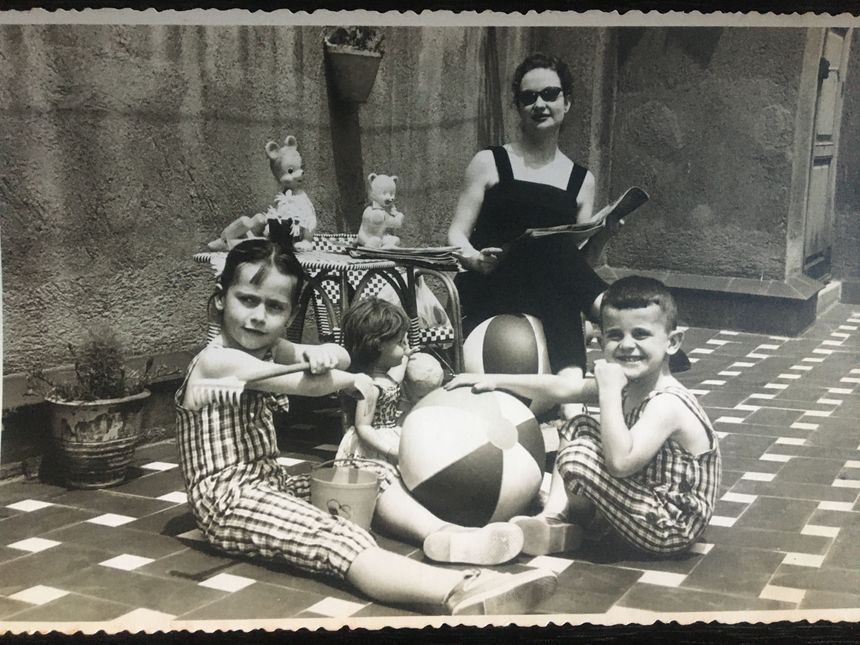 Mercedes Erra en Espagne à l'âge de 5 ans, avant le départ pour la France, avec sa mère et son frère Joan
