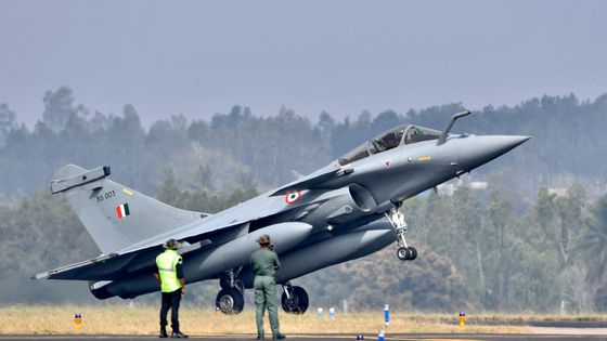 Un avion de combat Rafale de l'armée de l'air indienne atterrit au cours du premier jour du salon aéronautique Aero India 2021 à la Yelahanka Air Force Station à Bangalore. 03/02/2021 ©AFP - Manjunath Kiran