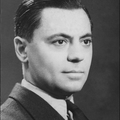 Portrait de Jean Moulin, vers 1937. Né en 1899 à Béziers et mort le 8 juillet 1943 près de Metz, dans un convoi en partance pour l'Allemagne, il était un grand résistant français.