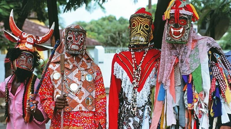 Danseurs du festival de John Canoe à Kingston, Jamaïque, 1975.