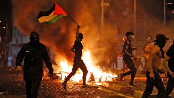 e 14 mai 2021, des manifestants palestiniens lancent des pierres lors d'affrontements avec les forces israéliennes dans le quartier palestinien de Shuafat, voisin de la colonie israélienne de Ramat Shlomo, à Jérusalem-Est annexée par Israël. ©AFP - Ahmad GHARABLI
