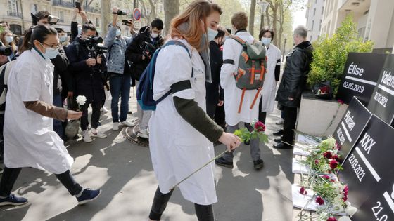 PARIS , 17/04/2021 - Manifestation devant le Ministère de la Solidarité et de la Santé à Paris d'internes, et de parents d'internes qui se sont donné la mort. ©Maxppp - LE PARISIEN/Ph Lavieille