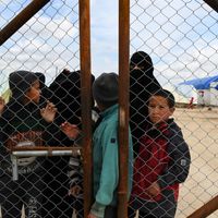 Des femmes et enfants de combattants de l'État Islamique dans la section étrangère du camp de réfugiés d'al-Hawl, dans le Nord de la Syrie